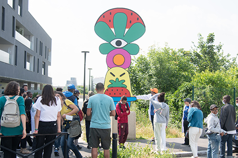 Totem peint avec des couleurs vives 
