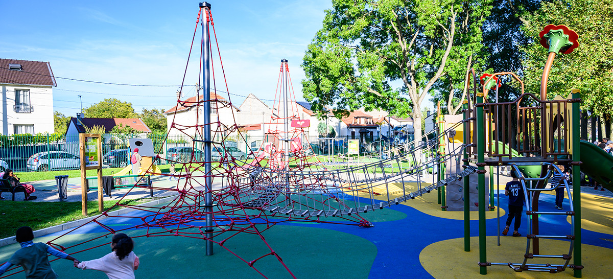 Photo d'un parc avec des jeux pour enfant 