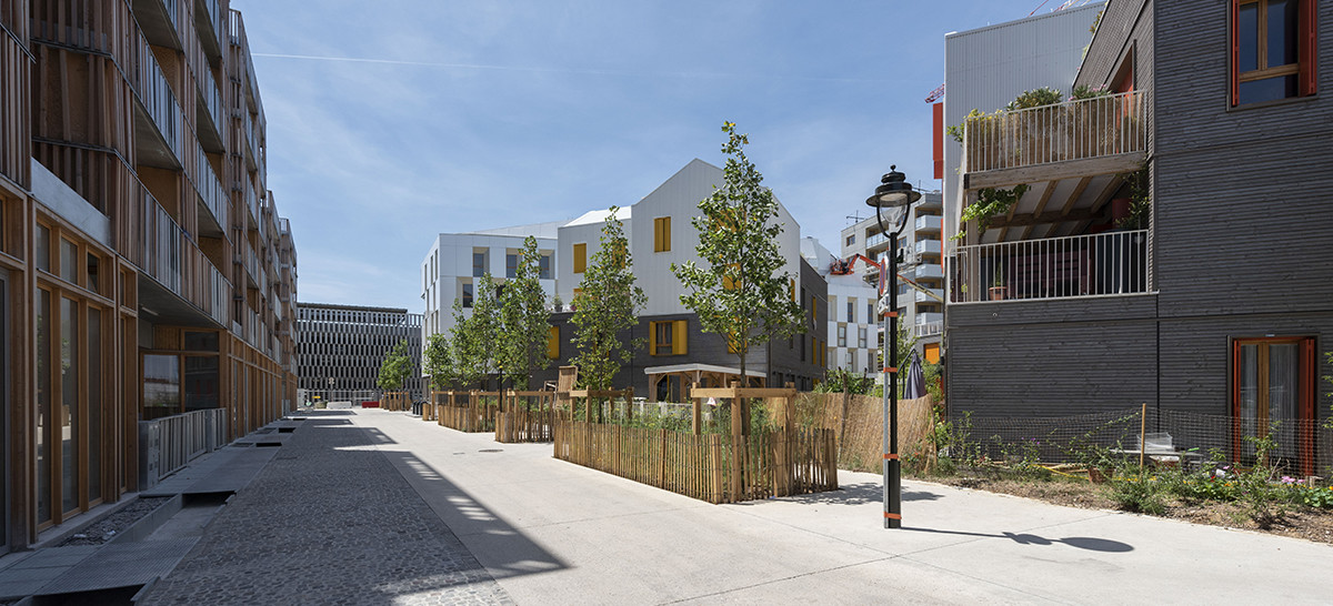 photo montrant des bâtiments avec des arbres