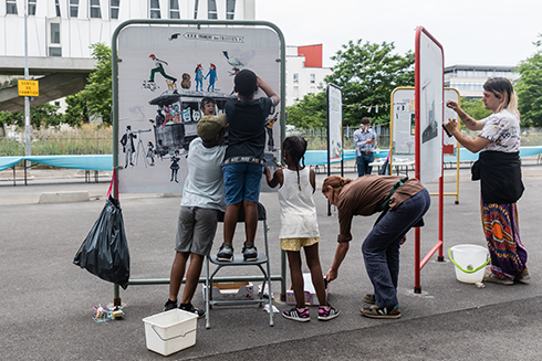 Personnes collant des affiches 