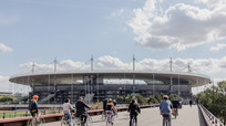 Groupe de cyclistes sur vélo face au Stade de France - Alex Bonnemaison pour Plaine Commune