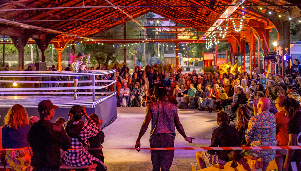 Point Fort d'Aubervilliers : la cohabitation douce entre un lieu culturel et ses riverains en soirée