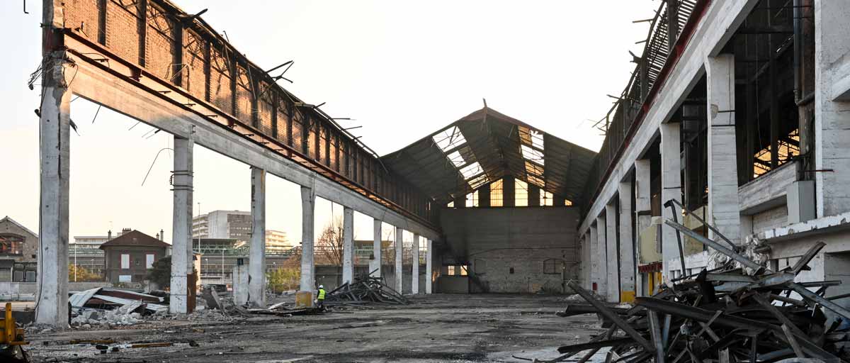 Usine désaffectée avec des matériaux au sol